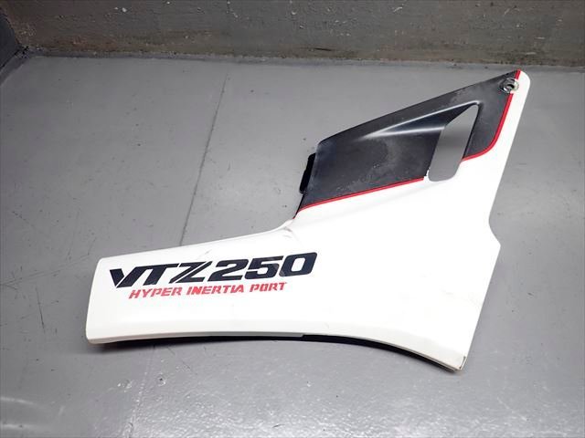 β240202-1 ホンダ VTZ250 MC15 (S62年式) 絶版！ 純正 サイドカバー 右 破損有り！の画像1