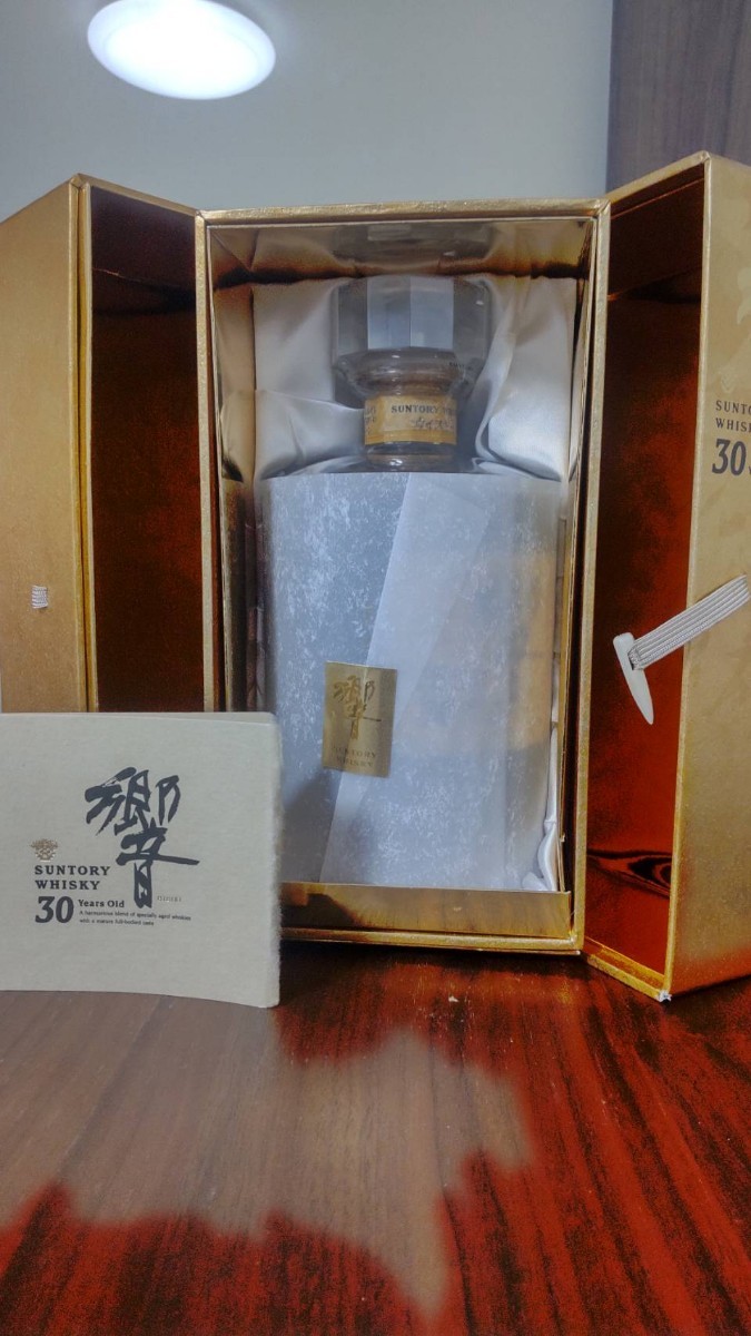 希少 レア 未開栓 美品 薄紙包装 冊子 有 観音開き 金箱 サントリー HIBIKI 響 30年 700ml 43% 国産 ウイスキー SUNTORY 古酒 の画像1