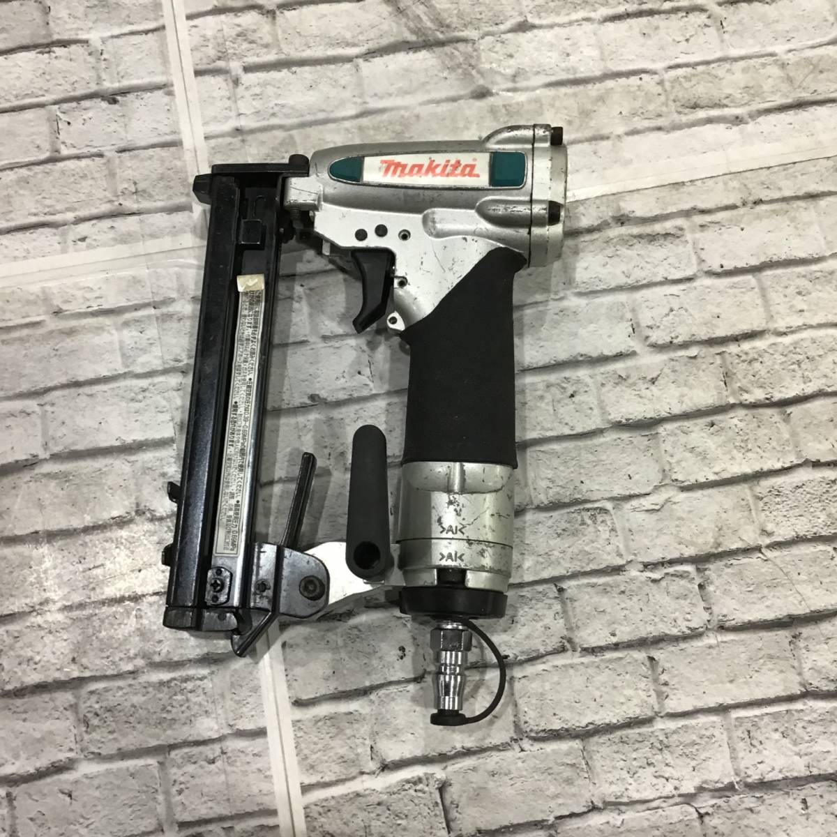 【中古品】★マキタ(makita) 常圧軽天タッカ AT422CA