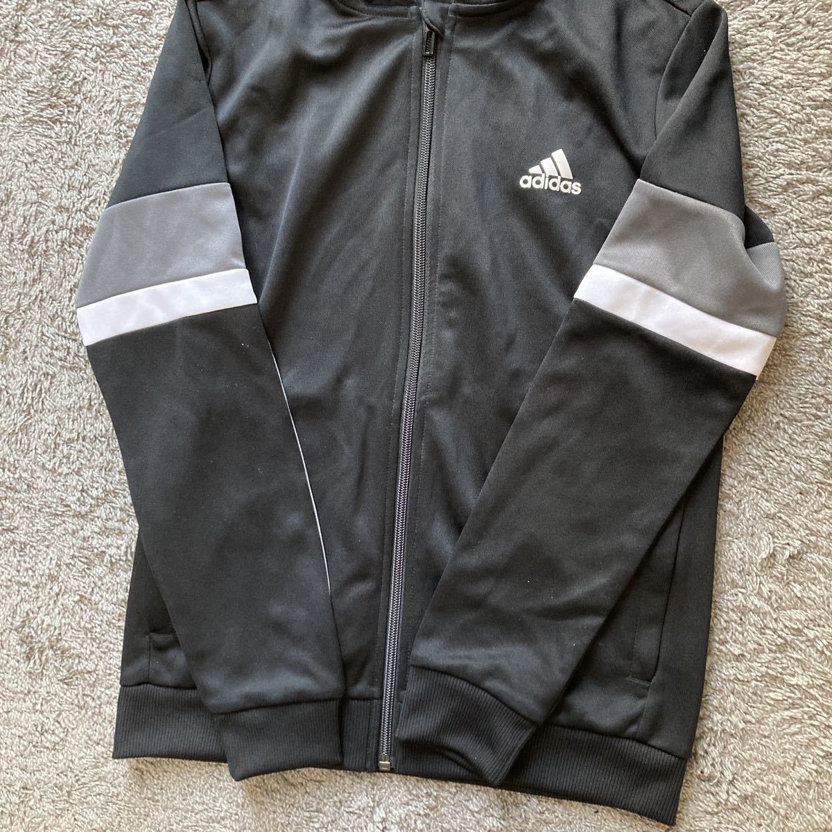 adidasアディダス☆部分配色スポーティーパーカー黒 150☆美品38_画像3