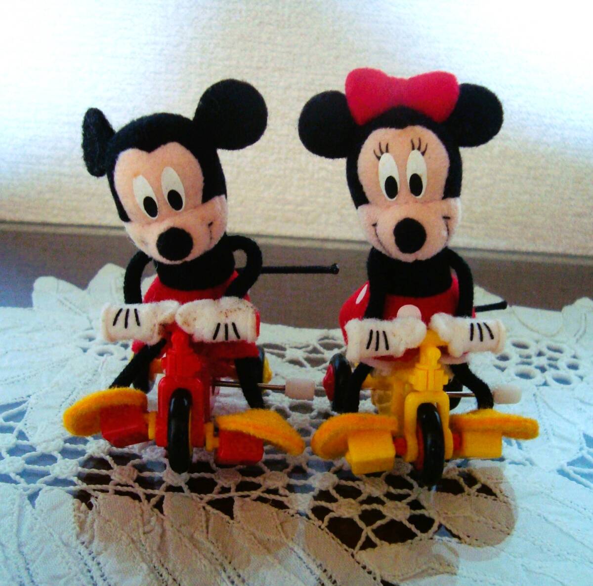 ディズニー　三輪車に乗るミッキー　置物　飾り物　ぬいぐるみ　ミニー　フェルト　レア_画像3