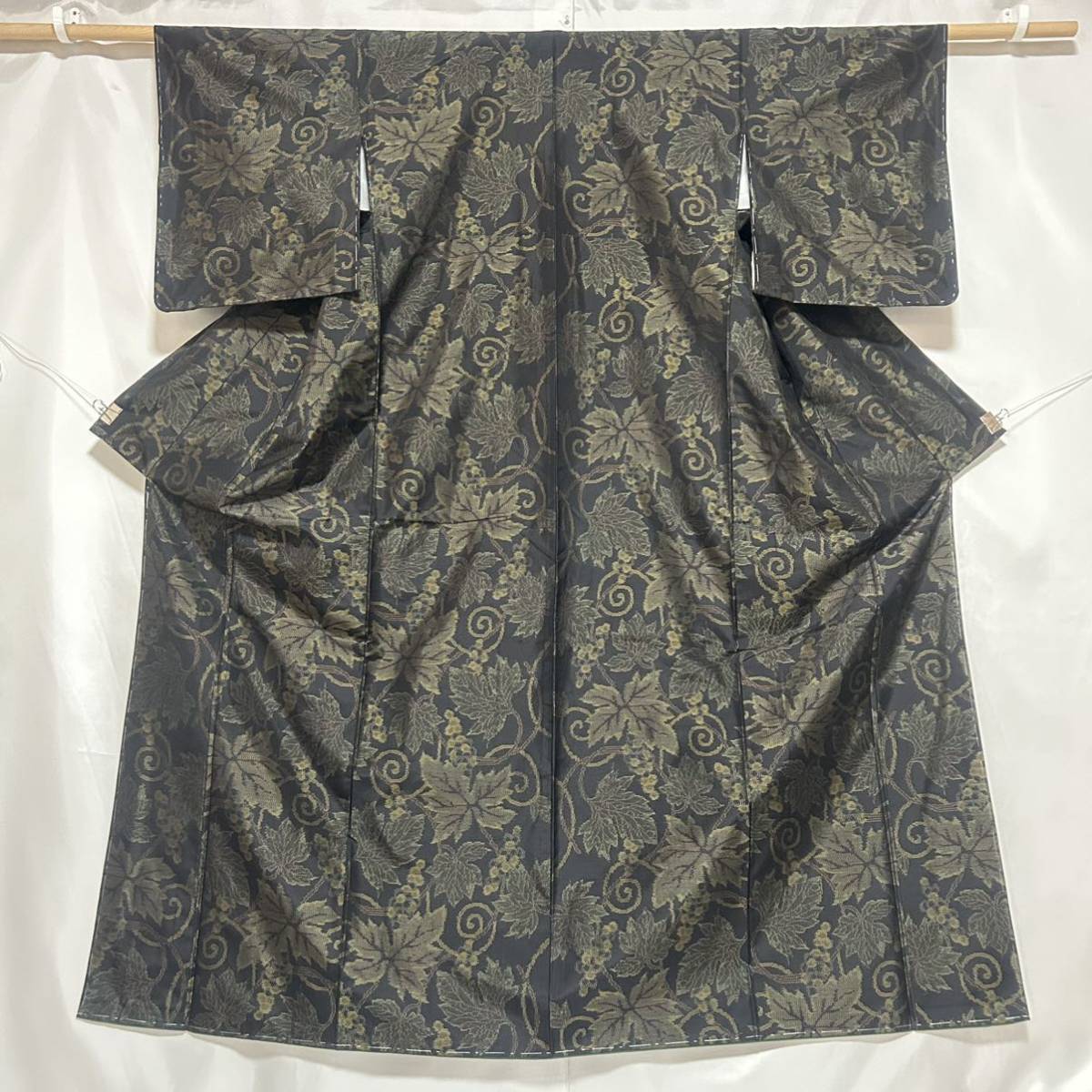 ●きもの翠● 美品 しつけ糸付き 草木染め お洒落 大島紬 葉っぱ 和装 和服 着物 正絹 身丈164.5cm #Y715_画像4