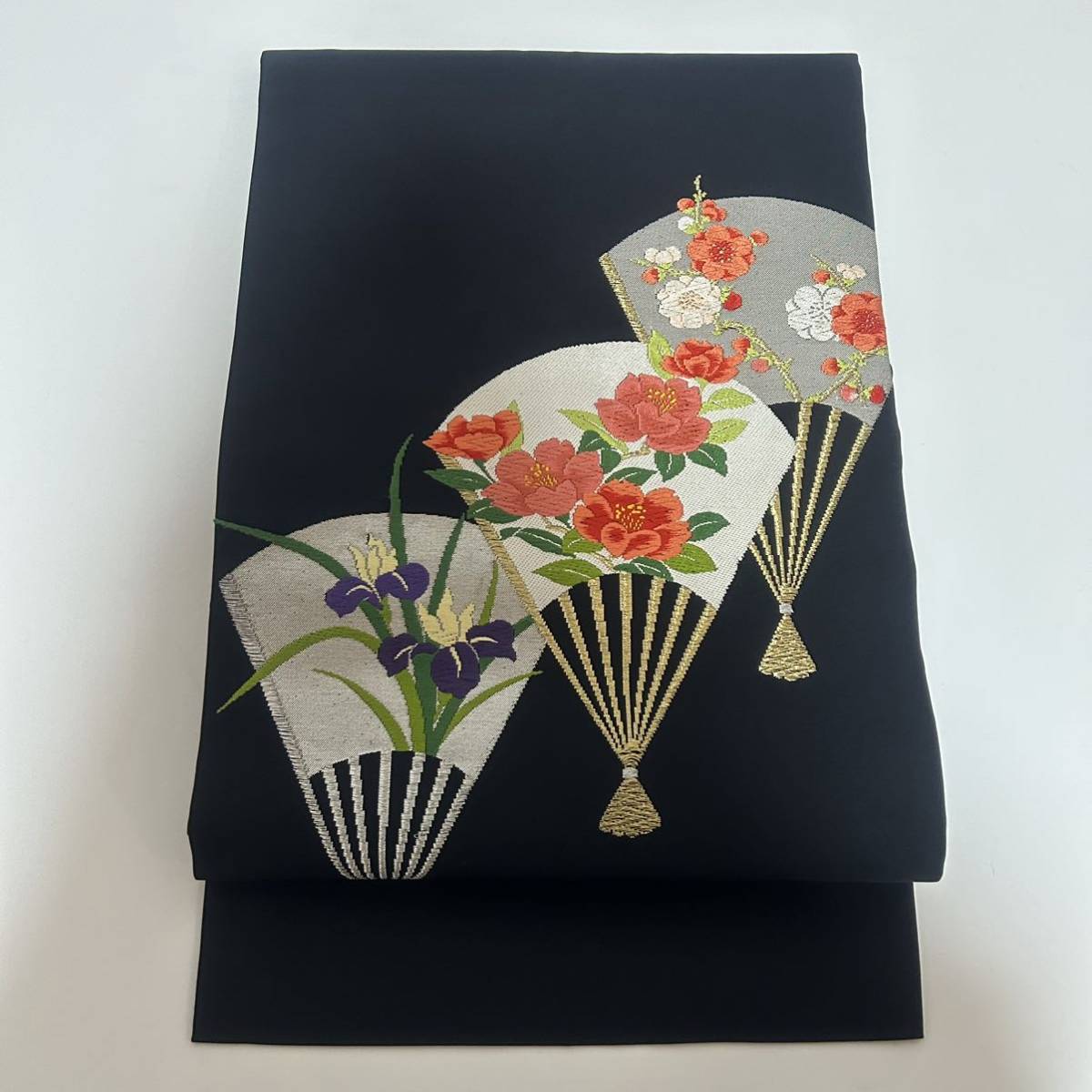 名古屋帯 塩瀬 銀糸 刺繍 薔薇の花の図 黒 反り返り 正絹 九寸 名古屋帯 塩瀬 銀糸 刺繍 薔薇の花の図 黒 反り返り 正絹 九寸