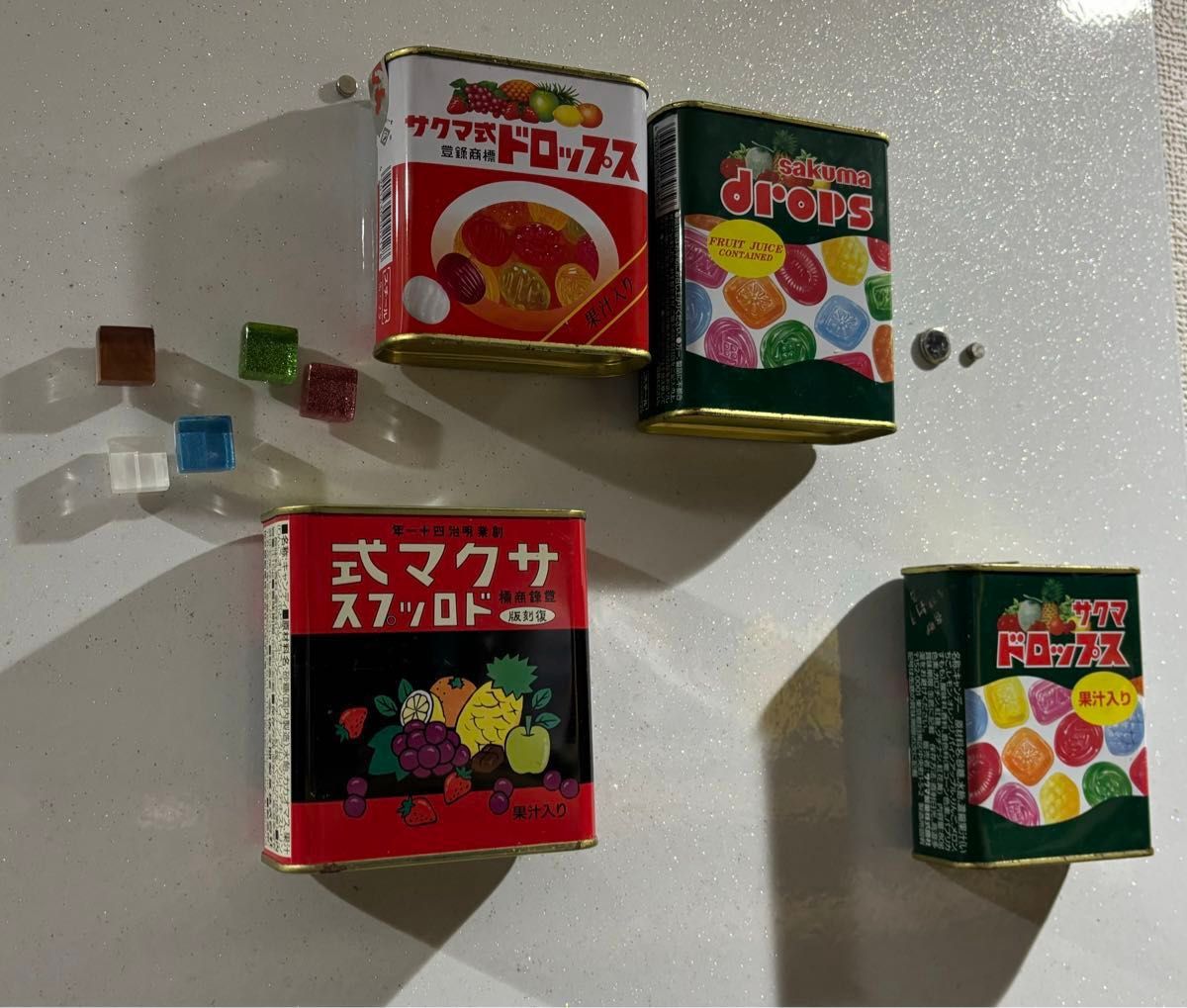 サクマ式ドロップス (鑑賞用) 佐久間製菓 昭和レトロ 缶ドロップス＋キャンディーマグネット付き(5個)ガラスタイル　ハンドメイド