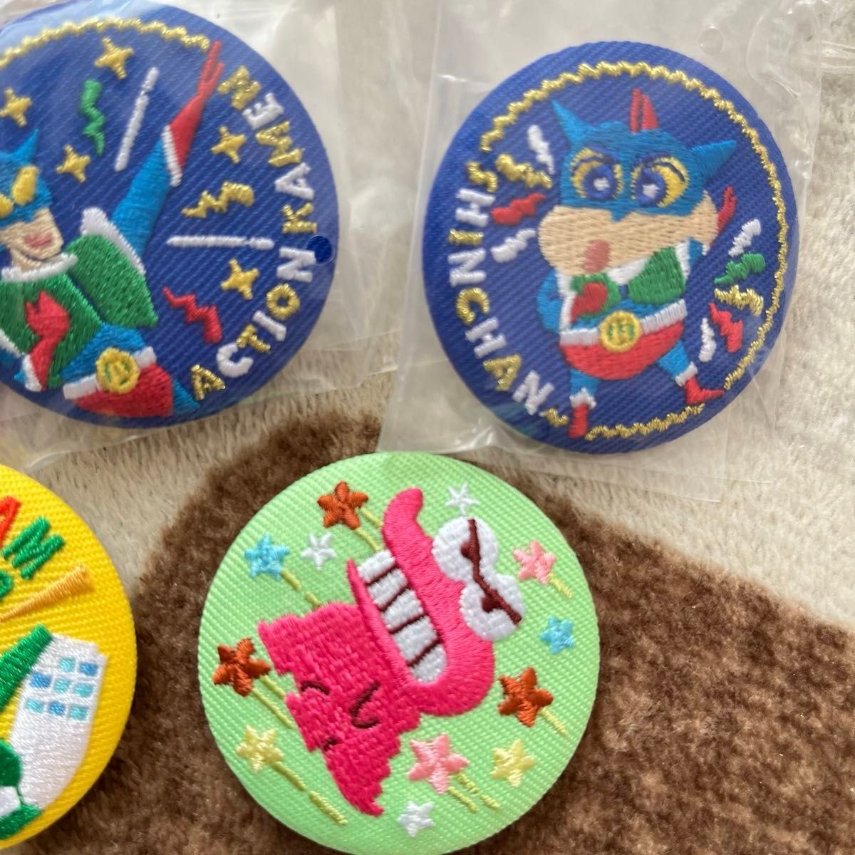 バンダイ クレヨンしんちゃん 刺繍バッチ 缶バッチ アクション バンダイ クレヨンしんちゃん 刺繍バッチ 缶バッチ アクション