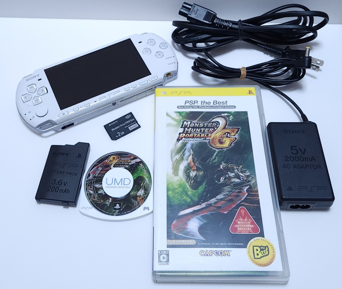 美品 / 動作品 希少品 SONY PSP-3000 パール・ホワイト ソニー PSP-3000 pearl white 本体 + 2GB メモリカ + ゲーム+バッテリ(280)