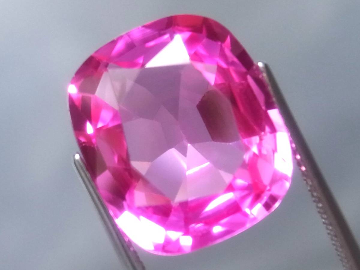 16.23ct 新品・さくらピンクサファイヤカラー・ブラックライトでビビッドピンク発色効果・合成コランダム_画像3