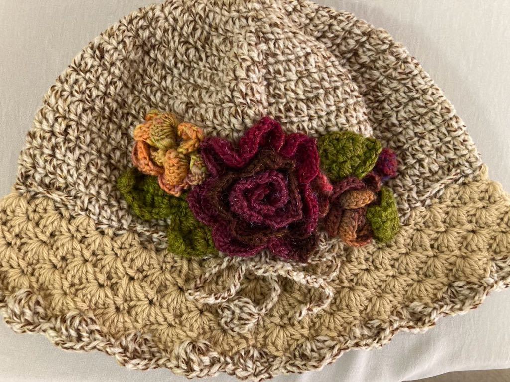 手編み帽子 ニットキャップ ハンドメイド ニット帽 バラのお花 いっぱい ベージュミックス _画像4