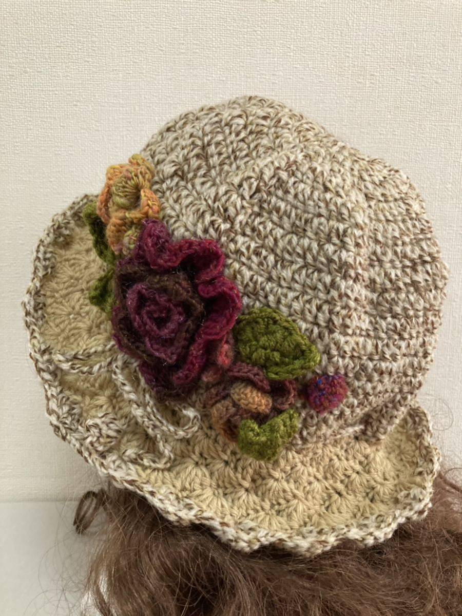 手編み帽子 ニットキャップ ハンドメイド ニット帽 バラのお花 いっぱい ベージュミックス _画像3