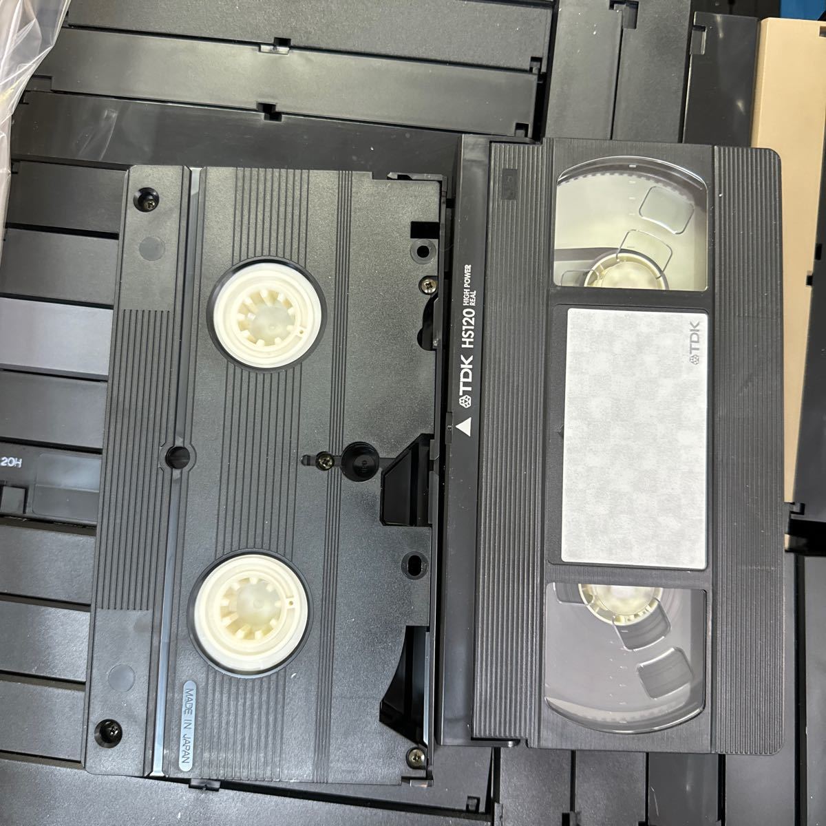 ◆⑪使用済み VHS ビデオテープ 大量まとめ売り 約100本以上 中古 録画済み ケースなし 本体のみ ダビング 上書き 再生未確認 145-19_画像4