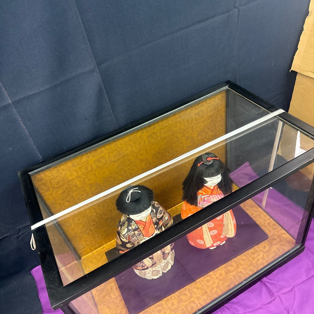 ◆中古 日本人形 2人 市松人形 男の子 女の子 着物 コレクション ガラスケース付 置物 飾り 和風 インテリア 昭和レトロ 145-28_画像2