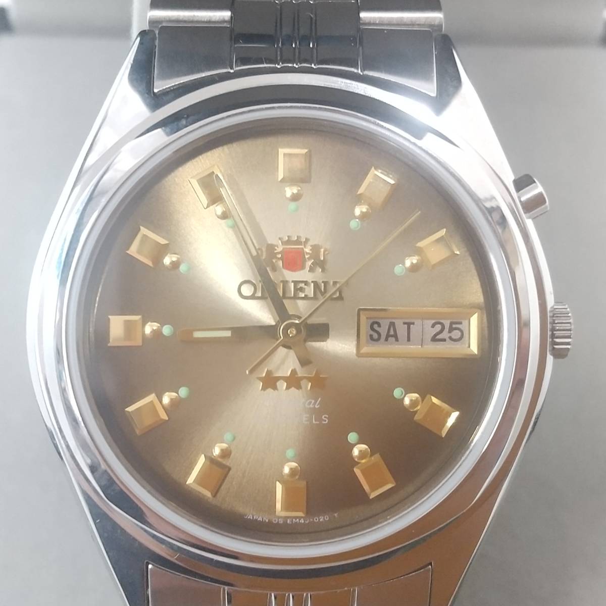 1786【美品】ORIENT オリエント スリースター Crystal EM4J-CO 自動巻き 21石 メンズ デイデイト 3針 オートマチック ゴールド文字盤_画像2