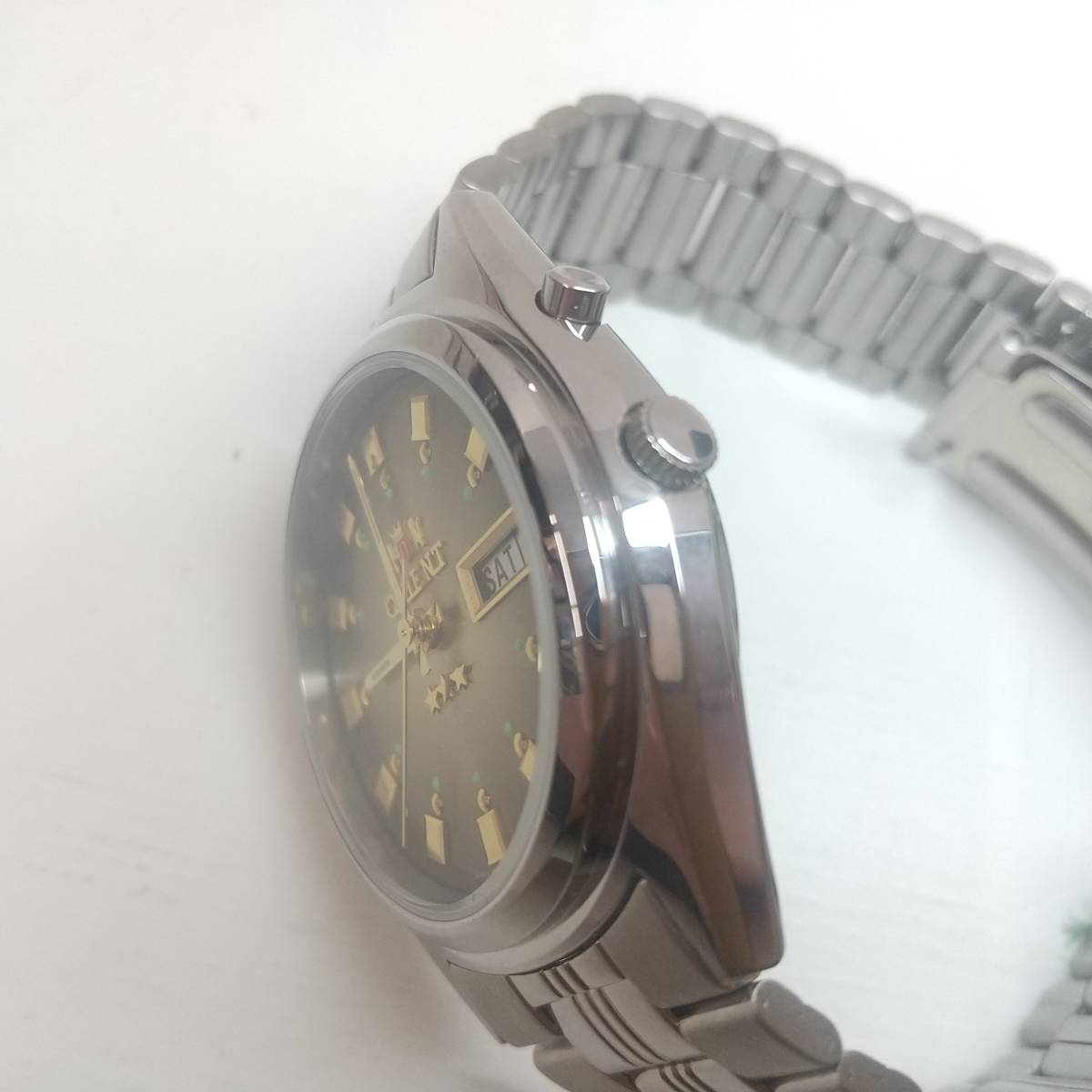 1786【美品】ORIENT オリエント スリースター Crystal EM4J-CO 自動巻き 21石 メンズ デイデイト 3針 オートマチック ゴールド文字盤_画像8