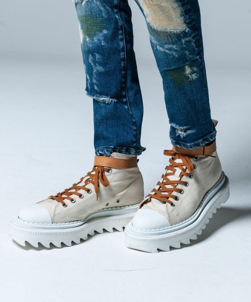 新品(タグ付)／27㎝、27.5㎝の方へ／定価45100円／グラム glamb／シャークソールスニーカー／グランジ系 ブーツ／ホワイト／ライダース／③