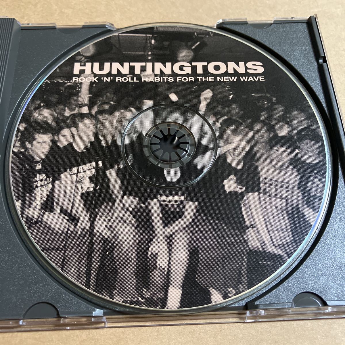 CD HUNTINGTONS / ROCK ‘N’ ROLL HABITS FOR THE NEW WAVE BTV036 検:POP PUNK : MELODIC : LOOKOUT : QUEERS : RAMONES 盤面キズ多い_画像3