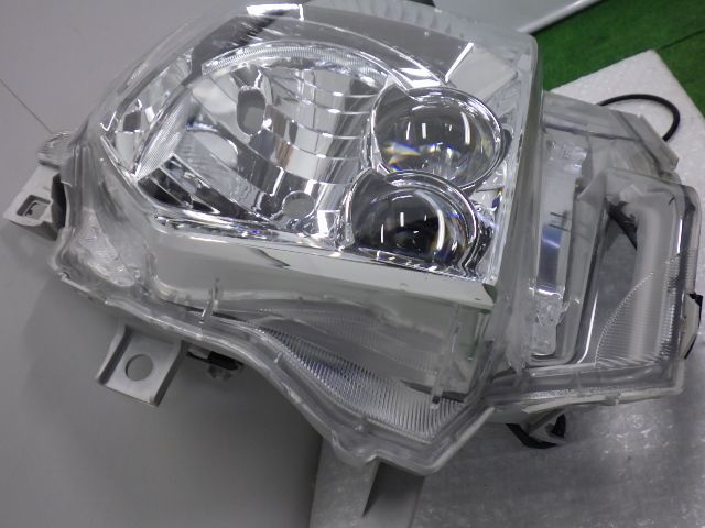 ★ハイエース バン スーパーGL TRH200★左 ヘッド ライト 81185-26832 純正 中古 LED_画像2