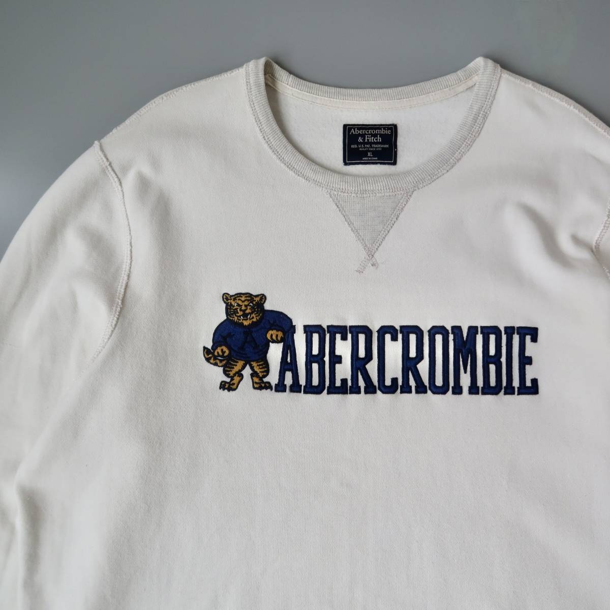 【2010's Abercrombie＆Fitch アバクロタイガー＆ロゴ刺繍 Vガゼット付きツートンスウェットシャツ 表記XL】ビンテージ_画像3