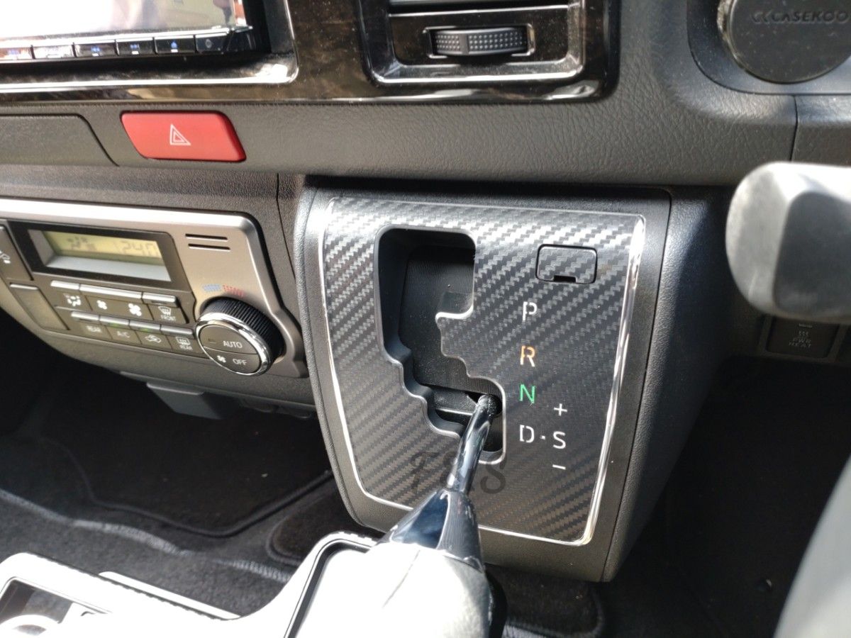 トヨタ ハイエース 200系 シフトゲート シフトパネル 文字部切り抜きタイプ 3Dカーボン調 ブラックシート