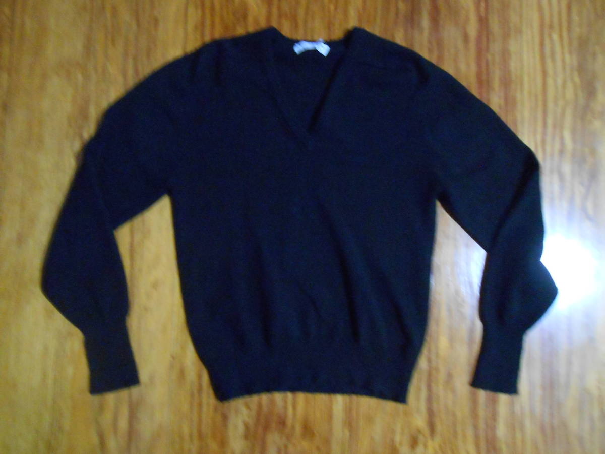 未使用（デッドストック） レア品 ビンテージ（60年代位） スコットランド製 カシミア100% 黒色のやや厚手のVネックセーター US38_画像3