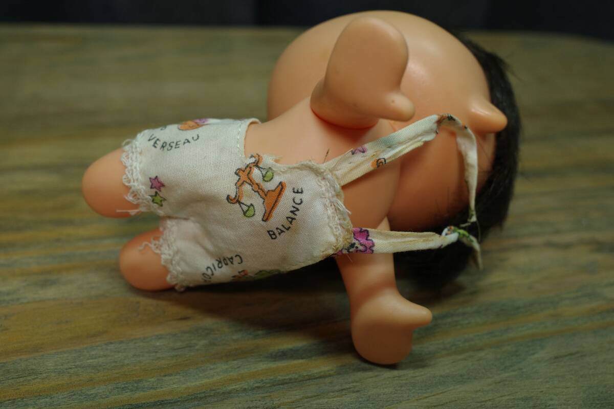 [昭和 レトロ] IKB JAPAN 玩具 幼児 男の子 ハイハイ ソフビ人形_画像3
