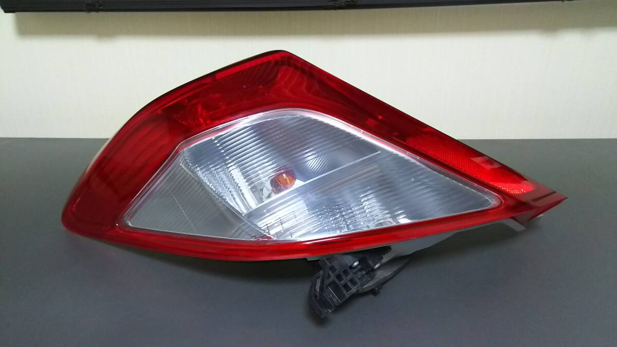 トヨタ NSP135 ヴィッツ 純正テールランプ左 ライト レンズ ユニット コンビネーション LED 前期 【Vitz KSP130 NSP130 NCP131_画像1