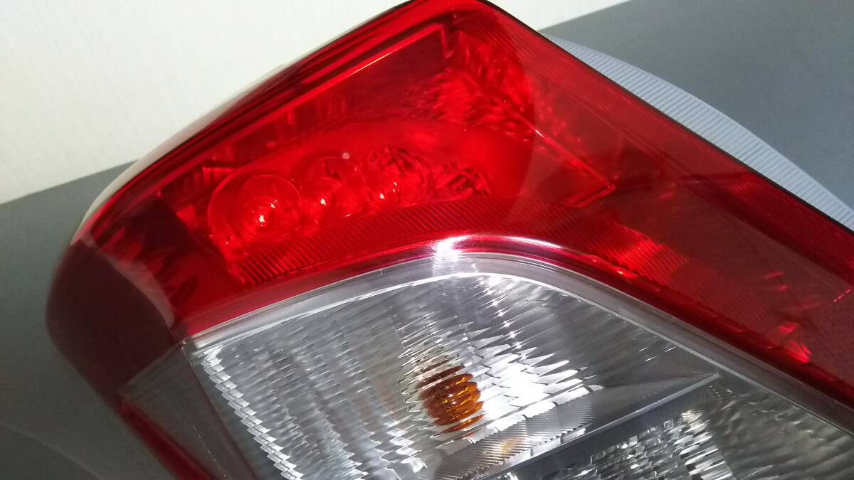 トヨタ NSP135 ヴィッツ 純正テールランプ左 ライト レンズ ユニット コンビネーション LED 前期 【Vitz KSP130 NSP130 NCP131_画像4