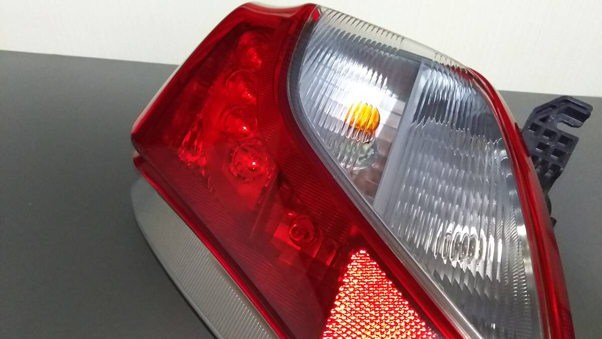  Toyota NSP135 Vitz оригинальный задний фонарь правая фара линзы единица combination LED предыдущий период [Vitz KSP130 NSP130 NCP131