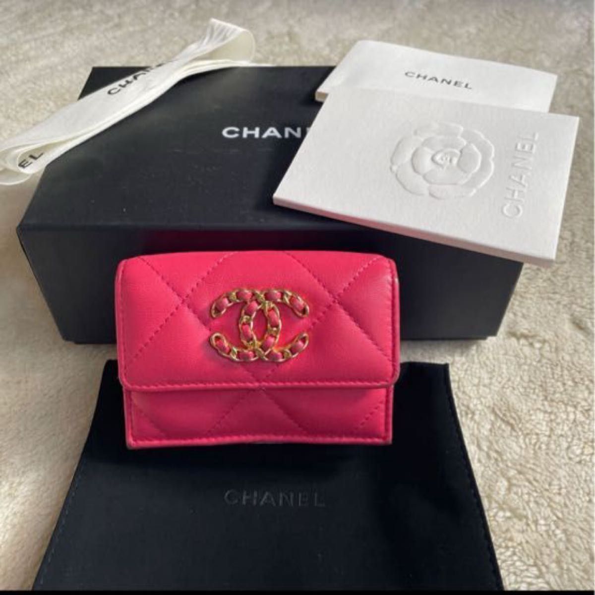 CHANEL シャネル19ミニ財布・三つ折り財布 正規品可愛いピンク色 CHANEL シャネル19ミニ財布・三つ折り財布 正規品可愛いピンク色