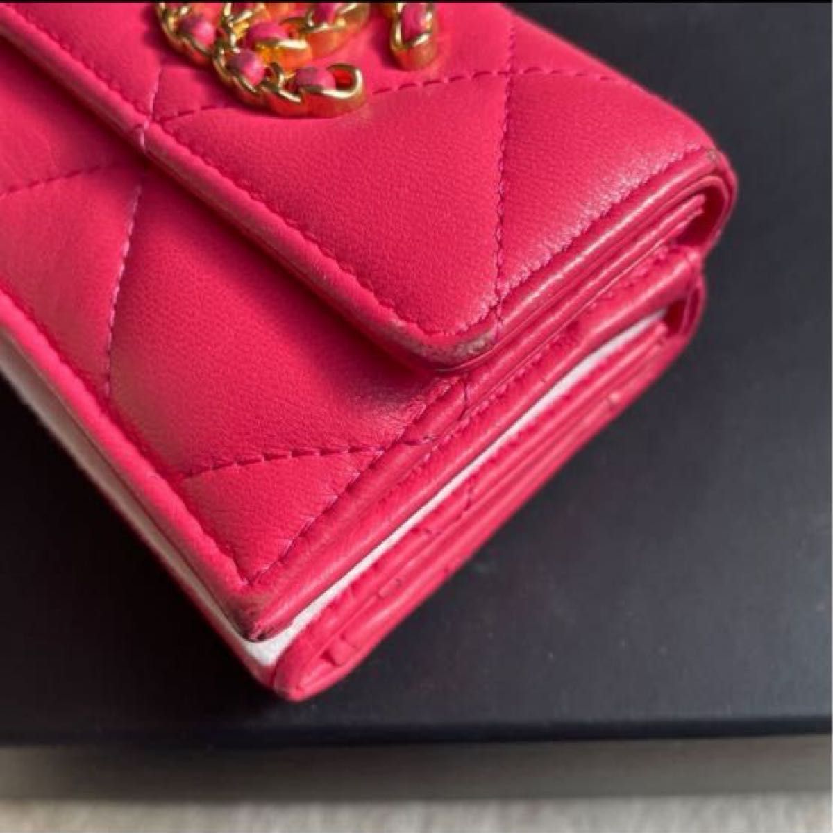 CHANEL シャネル19ミニ財布・三つ折り財布 正規品可愛いピンク色 CHANEL シャネル19ミニ財布・三つ折り財布 正規品可愛いピンク色
