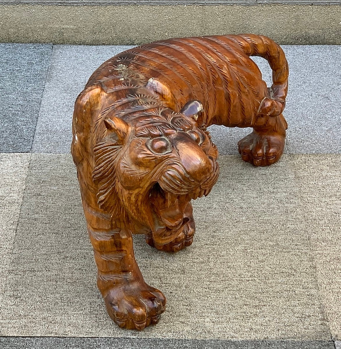 【福岡】木彫り 置物 虎 トラ タイガー 彫刻 オブジェ 木製【KK0217-4】_画像2