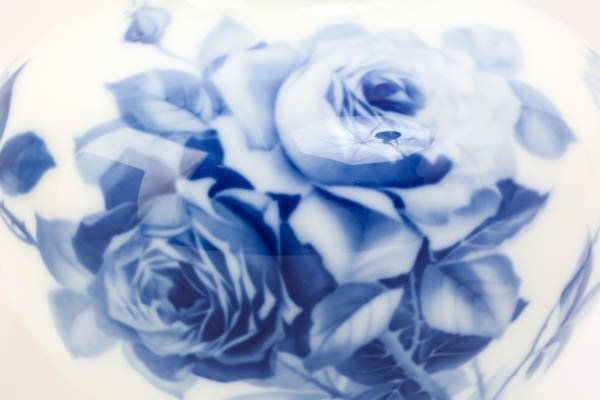OKURA 大倉陶園 ブルーローズ 薔薇 バラ ハンドペイント 花瓶 花器 白磁 金縁 高さ20cm ケース付き #35510_画像6