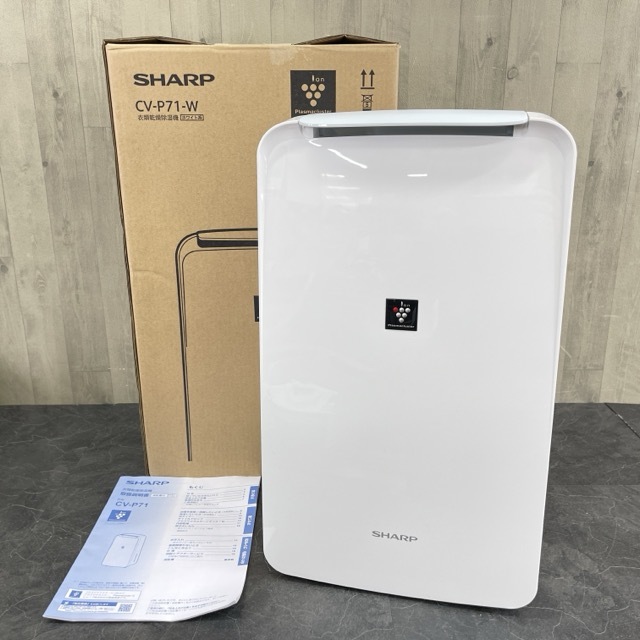 美品 シャープ 衣類乾燥除湿機 プラズマクラスター7000 【中古】動作保証 2023年製 SHARP CV-P71-W 025002 白 /20394の画像1