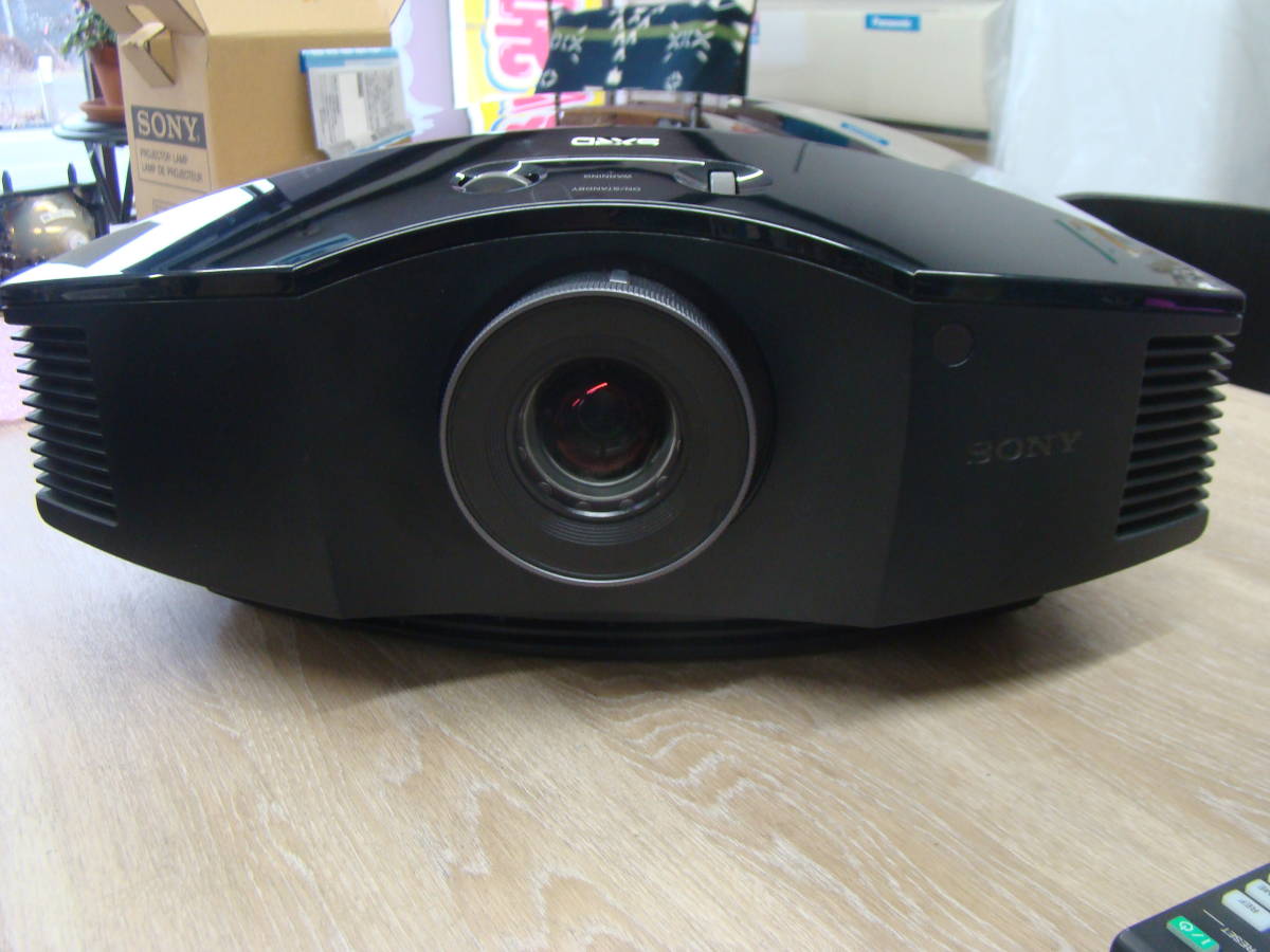 ジャンク!!通電確認済み☆SONY フルHDビデオプロジェクター VPL-HW60。純正交換ランプLMP-H210のオマケ付き！_画像1