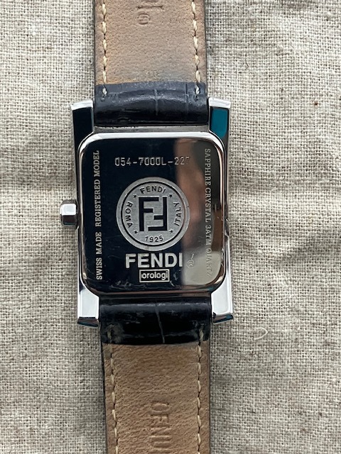 フェンディ FENDI ブランド腕時計 レディース　クォーツ式　orologi　7000L 中古品　送料無料 _画像2