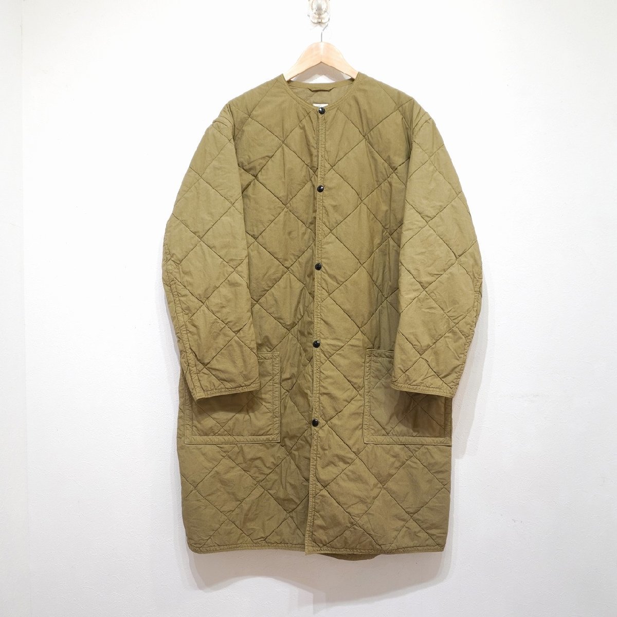 or slow L(3) ロング丈キルティングジャケット ノーカラーコート 日本製 QUILTED NO COLLAR COAT KHAKI オアスロウ I2-85