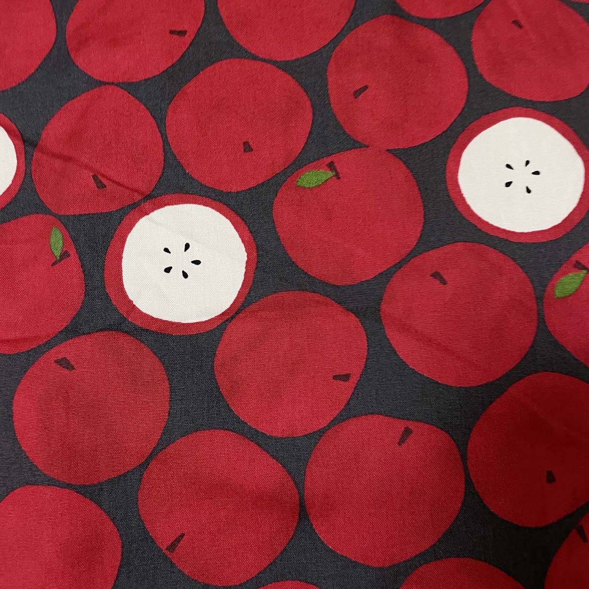 リンゴ柄50c弱オックス生地はぎれ布りんごアップル★赤ドット水玉フルーツ北欧風の画像4