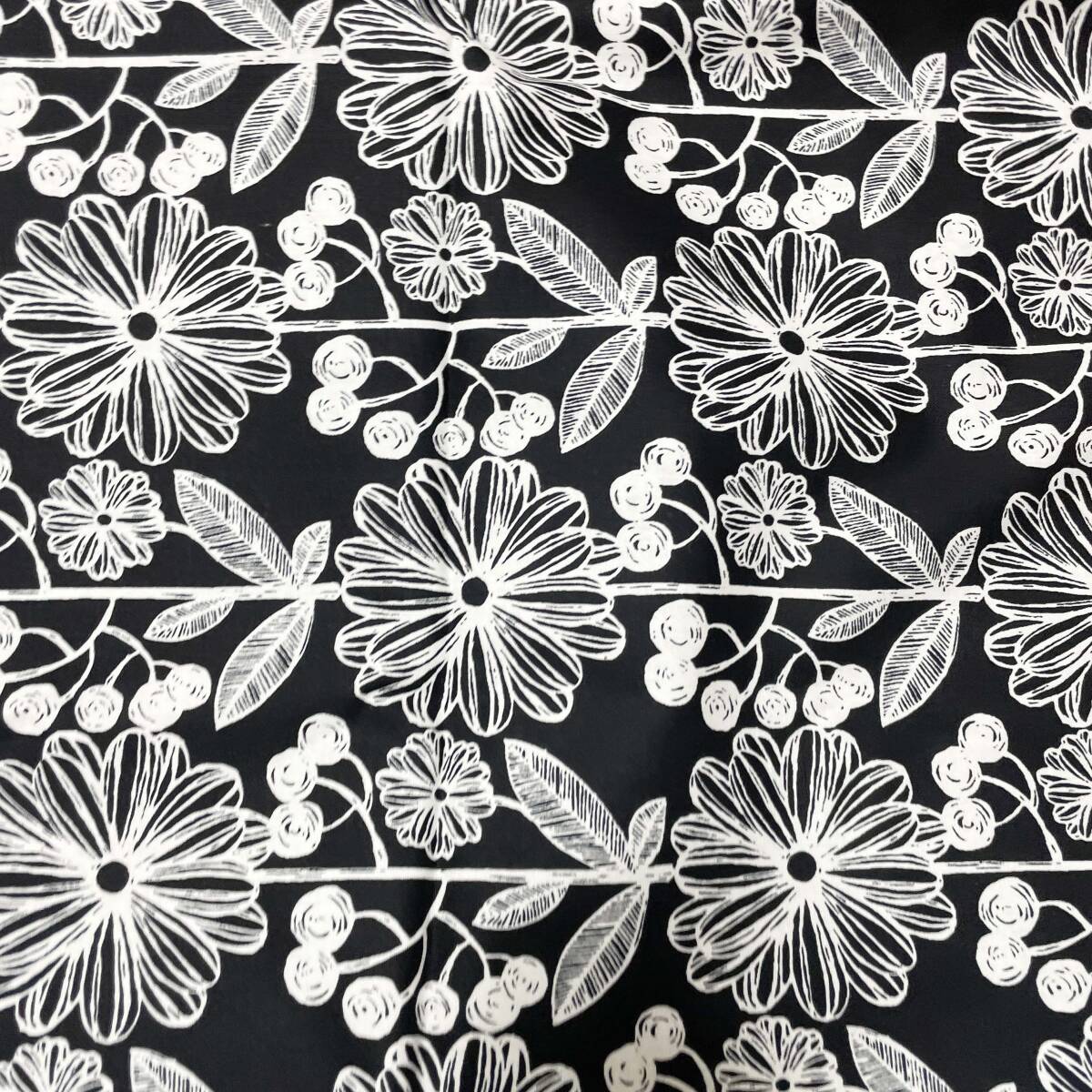 北欧テイスト刺繍風の花柄シーチング生地はぎれ布1ｍコットンモノトーン白黒 