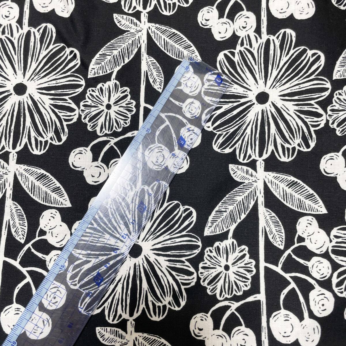 北欧テイスト刺繍風の花柄シーチング生地はぎれ布1ｍコットンモノトーン白黒 