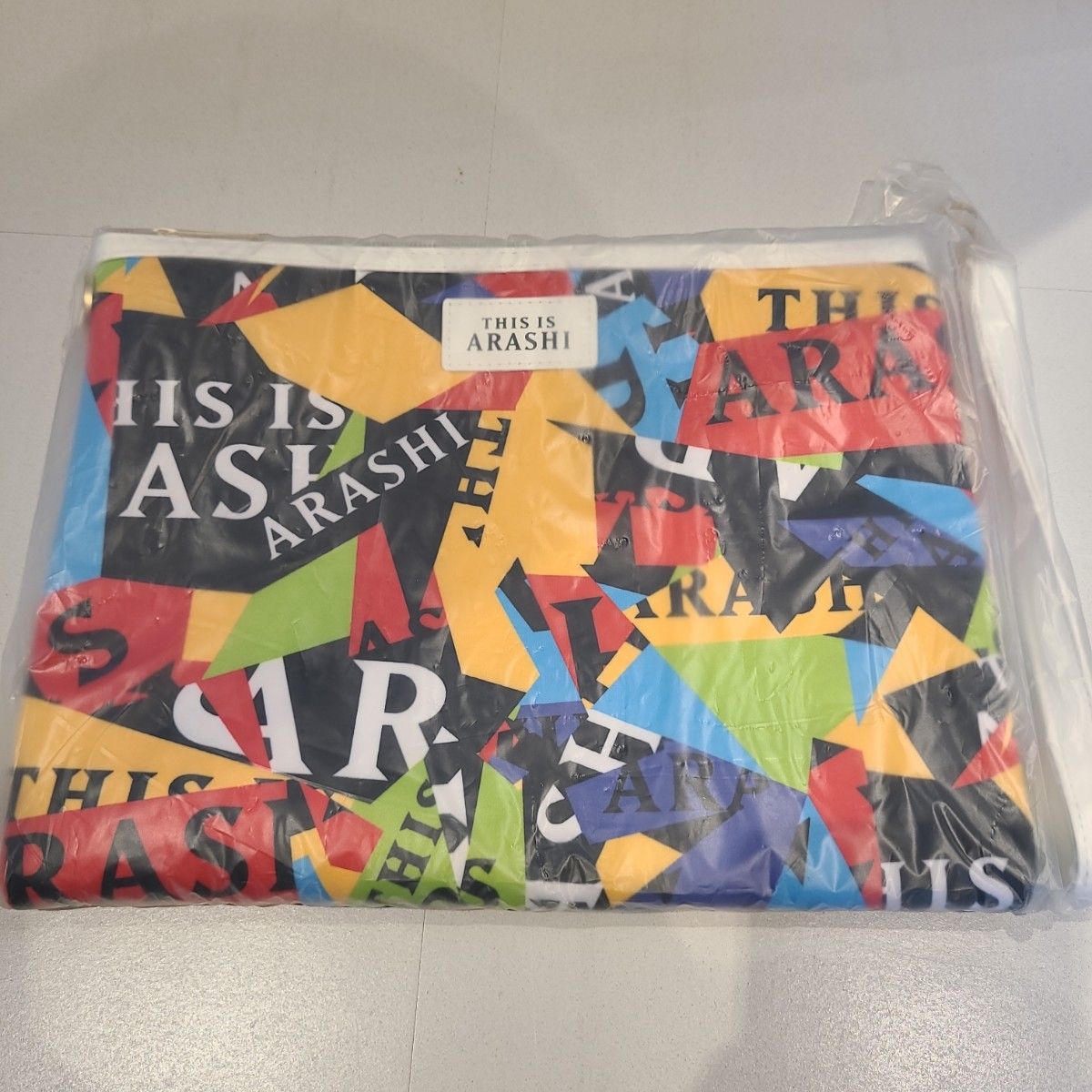 【未開封品】嵐　THIS IS ARASHI クラッチバック　大野智　櫻井翔　相葉雅紀　二宮和也　松本潤