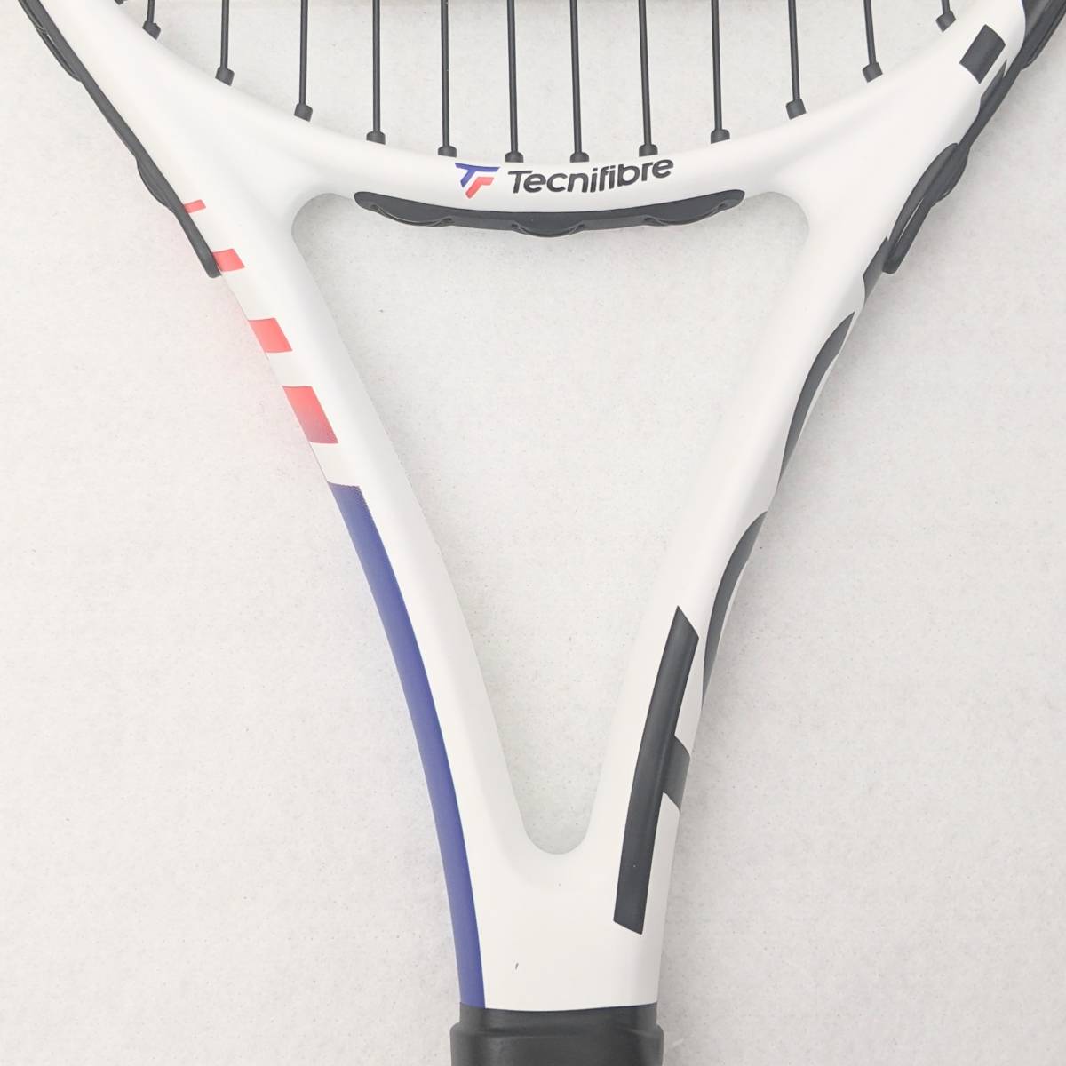 【1660】Tecnifibre T-FIGHT テクニファイバー ジュニア テニス ラケット テニス ホワイト 美品 ケース付き カーボン 軽量 スポーツ _画像6