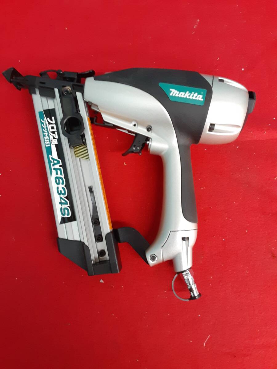 ■■未使用に近い★マキタ(Makita) ★ 64mmフロア用ブラッド釘打ち機 ★常圧 AF634S■■の画像2