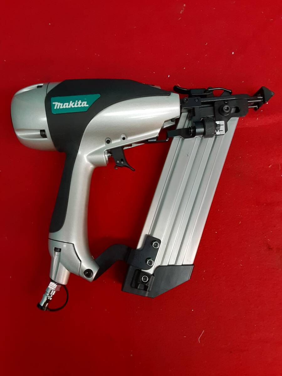 ■■未使用に近い★マキタ(Makita) ★ 64mmフロア用ブラッド釘打ち機 ★常圧 AF634S■■の画像3