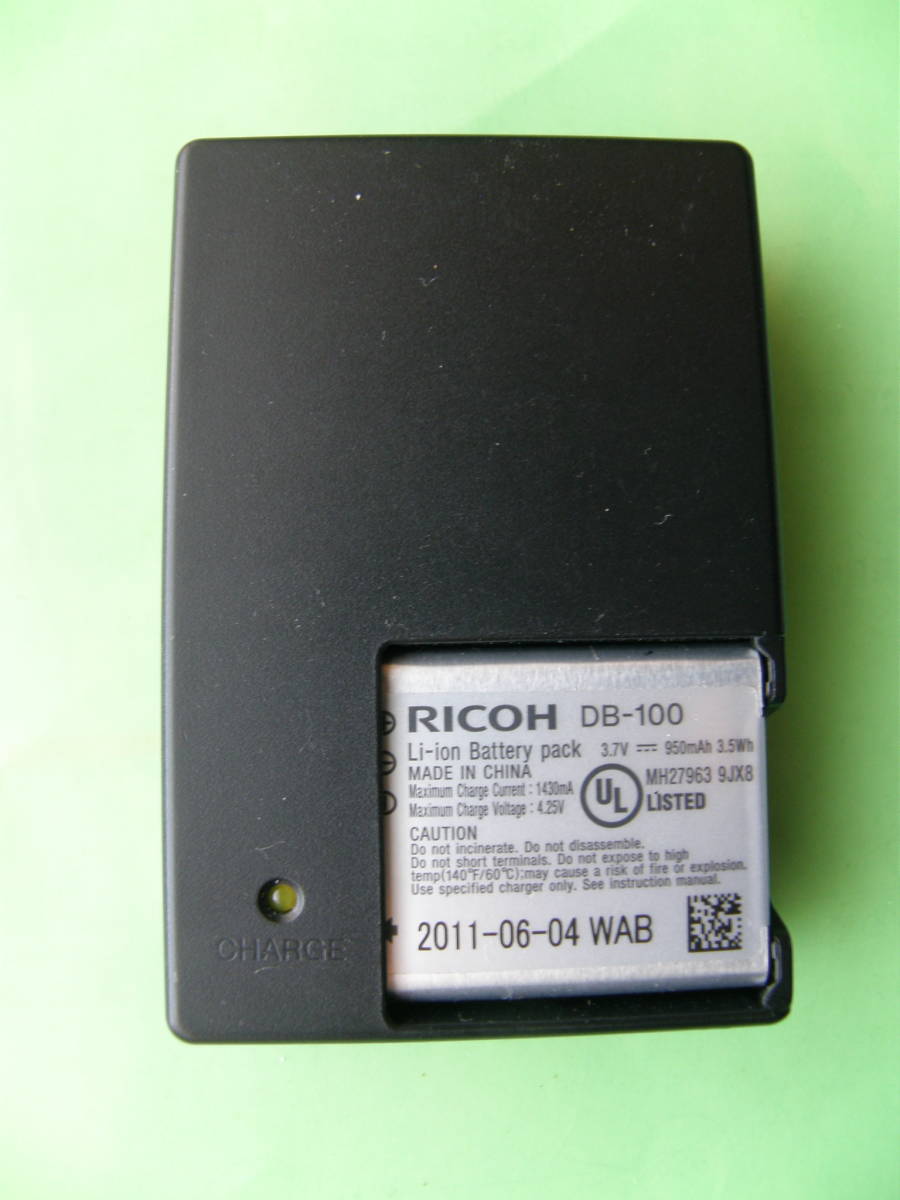 ■RICHO BJ-10 純正充電器.とDB-100 純正充電池セット.美品■.、_画像1