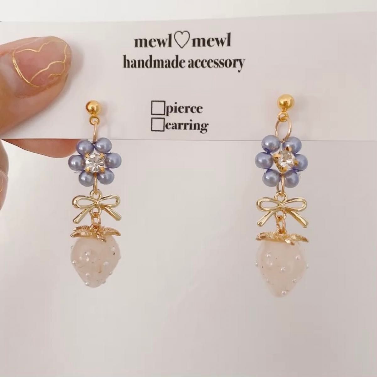 【1175】 ハンドメイド ピアス　いちご　ビーズアクセサリー リボン ゴールド　苺 プレゼント