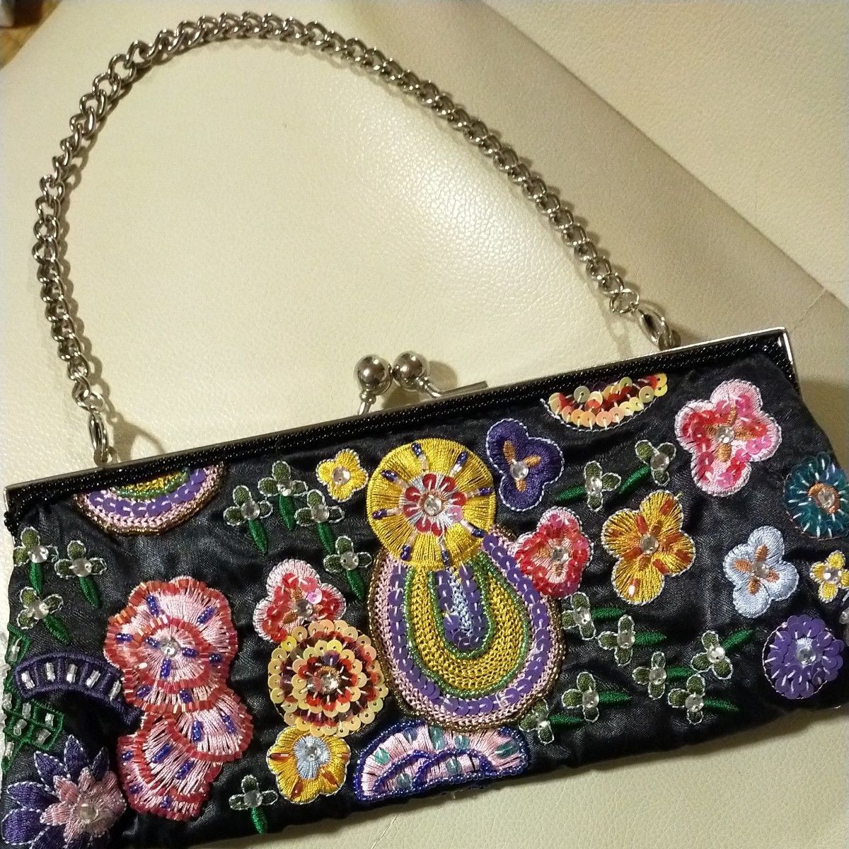 お値下げしました☆レトロなビーズバッグ 花柄刺繍とスパンコール キラキラ がま口長財布 お値下げしました☆レトロなビーズバッグ 花柄刺繍とスパンコール キラキラ がま口長財布