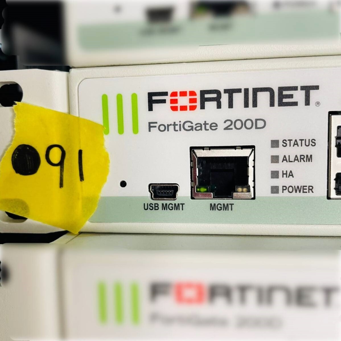 ●91【通電OK】Fortinet FortiGate 200D ファイアウォール FW セキュア SD-WAN SOCプロセッサ フォーティネット フォーティゲート_画像2