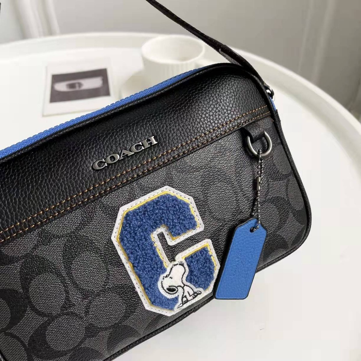 新作 2024 COACH コーチ シグネチャー スヌーピー ショルダーバッグ C4027 ボディバッグ 斜めかけバッグ 男女兼用 アウトレットレット品 _画像3