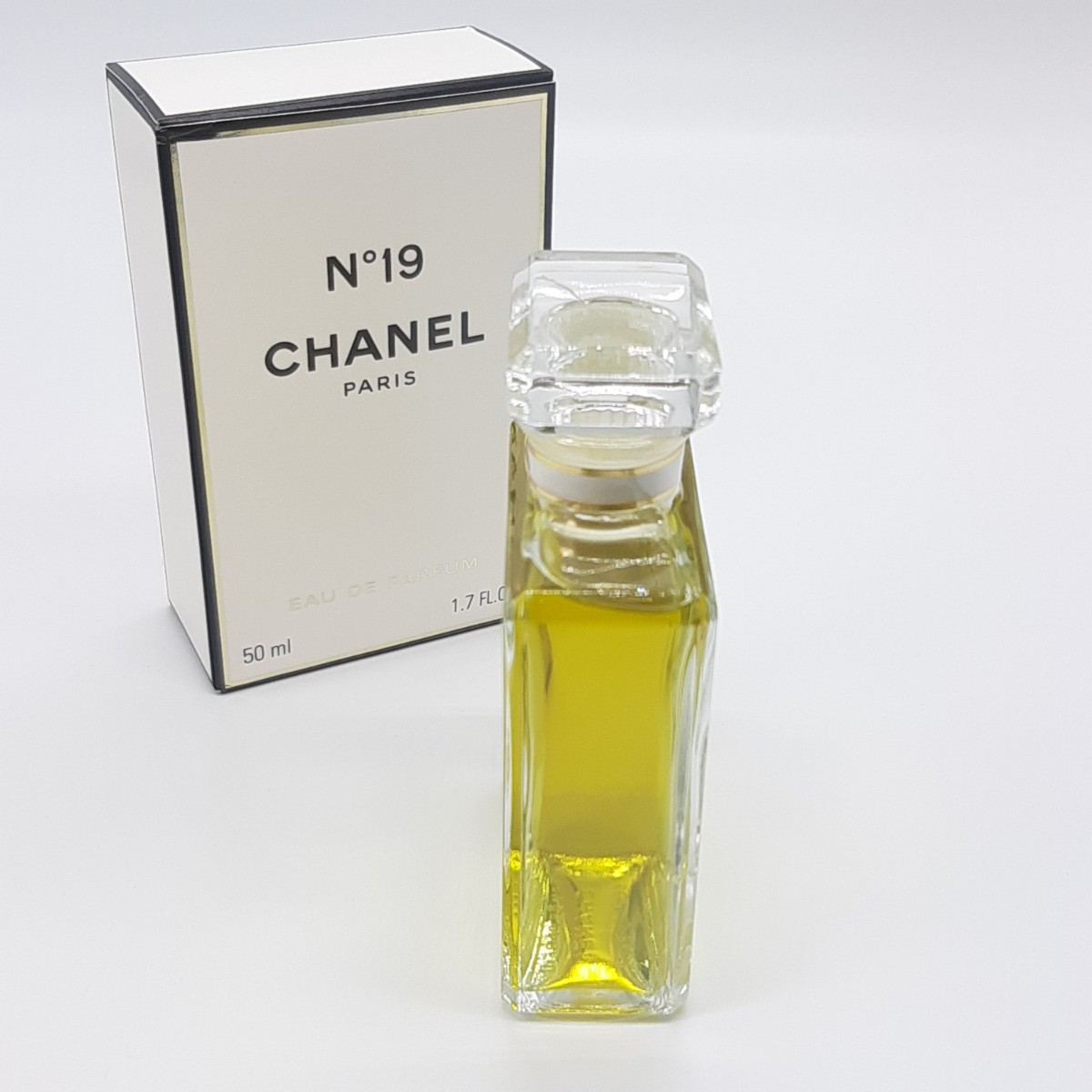  Chanel 　... Perfume 　 коробка  идет в комплекте 　No.19　50ml　CHANEL　 духи 