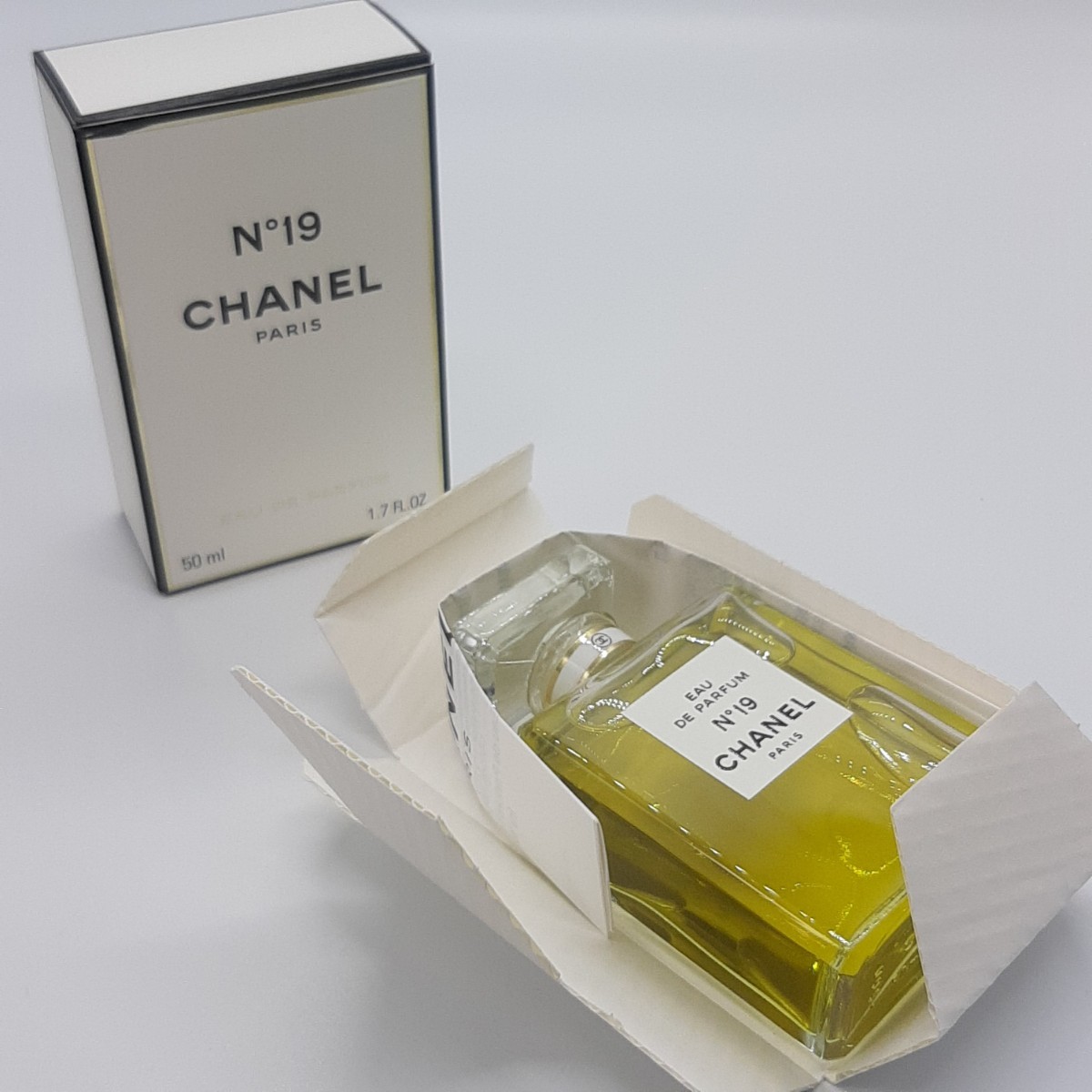  Chanel 　... Perfume 　 коробка  идет в комплекте 　No.19　50ml　CHANEL　 духи 