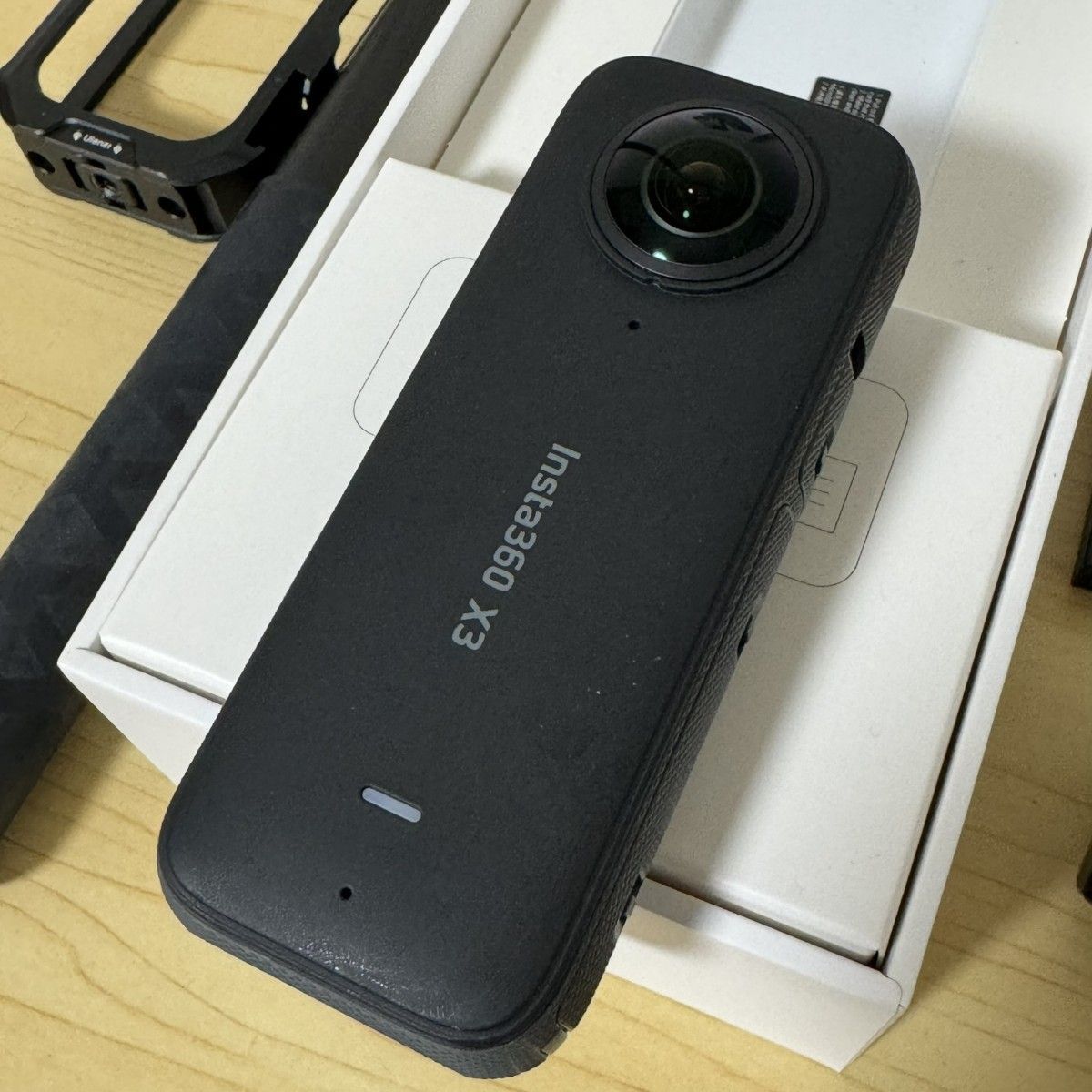 新品同様 Insta360 X3 メーカー交換修理品 純正バッテリー3つ ケージ マイクアダプタ等